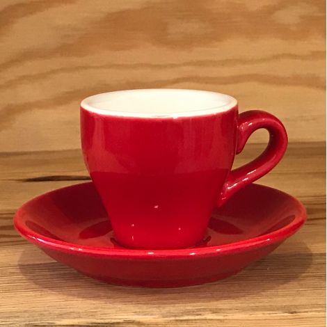 Porcelánový šálek na espresso s objemem 80ml vhodný pro klasické či dvojité espresso.  Obsahuje i podšálek. Barva: červená.