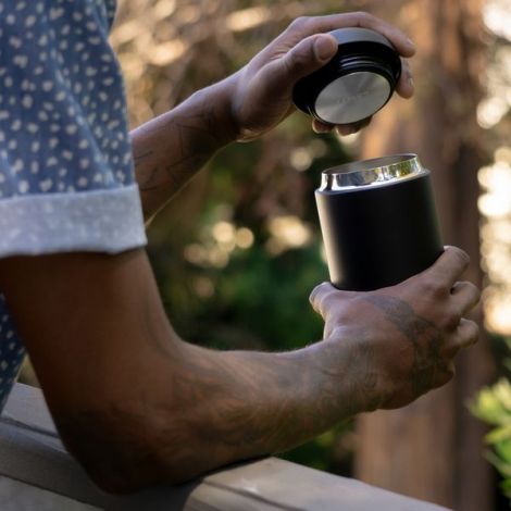 Termo šalica Fellow Carter Everywhere Mug 473 ml crna