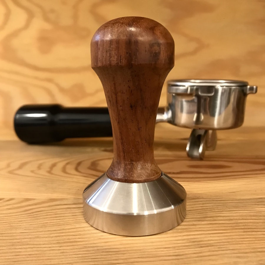 Tamper Kaffia 58 mm plosnati orah