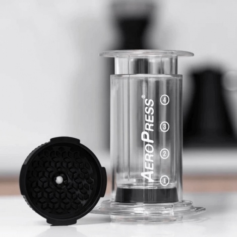 Filtrirni pokrovček za nadzor pretoka AeroPress