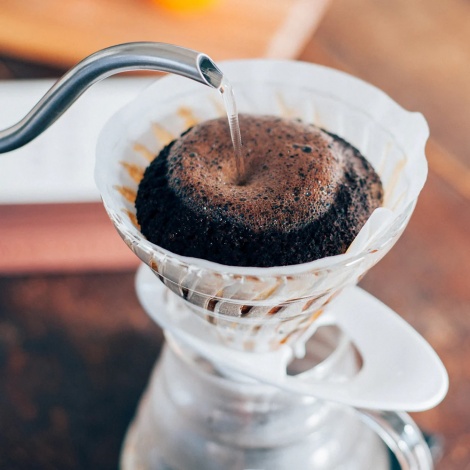 Hario Dripper V60-02 skleněný - bílý (VDGR-02W)