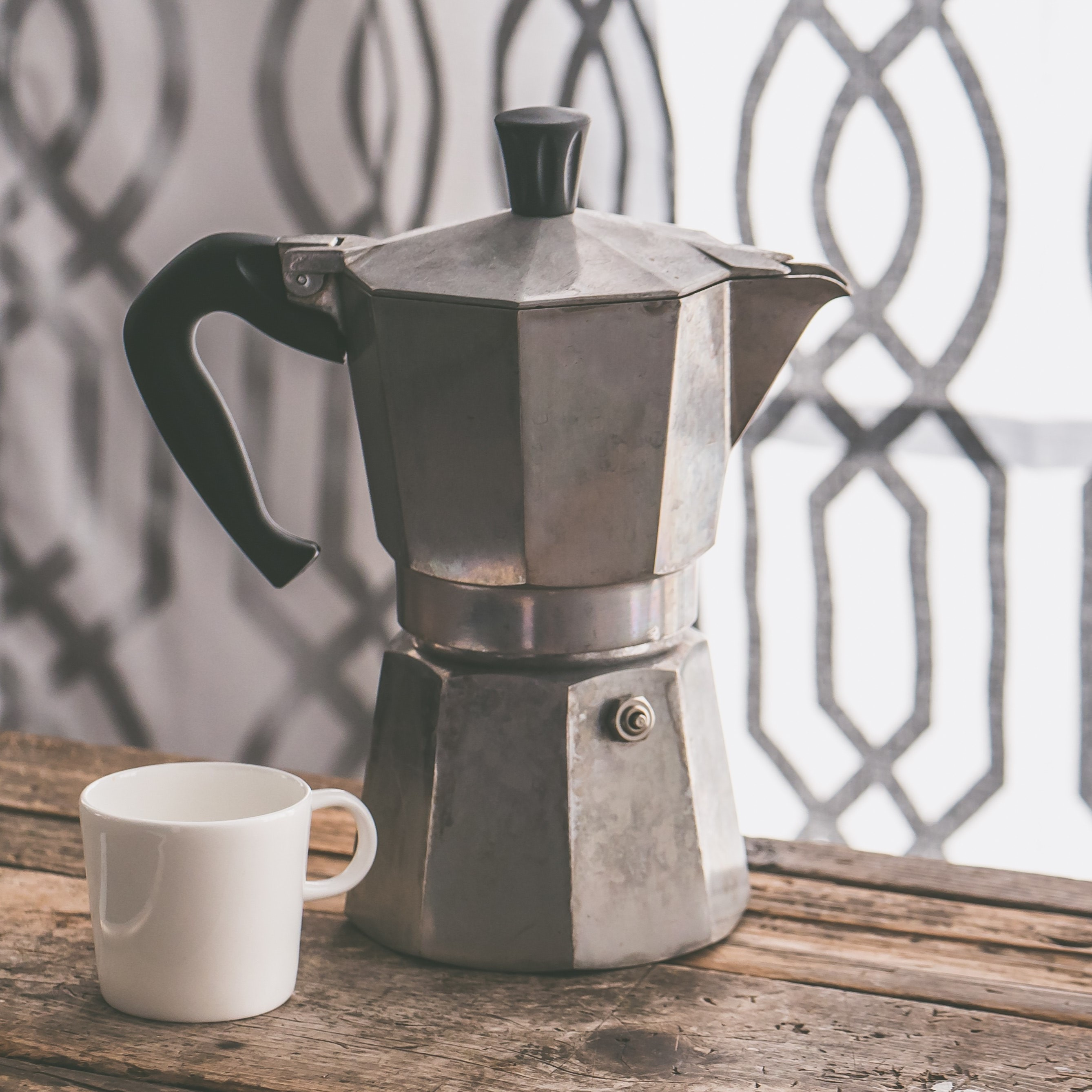 Příprava kávy v moka konvici